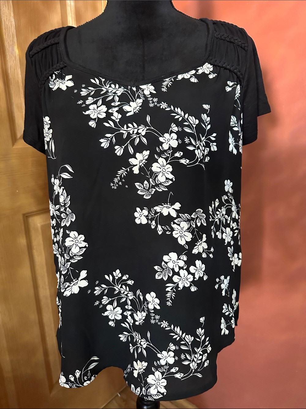 Rewind Black and White Floral Short-Sleeve Blouse